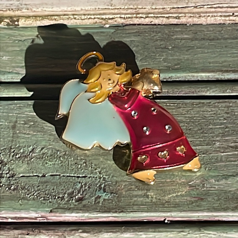 Sweet angel brooch